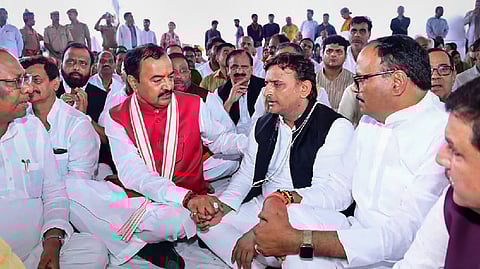 Leaders paying their last respects to Samajwadi Party founder Mulayam Singh Yadav.
