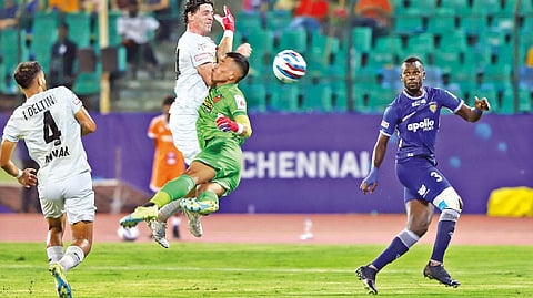 Dheeraj Singh's (in green) otherwise memorable night came to an agonising end because of an injury