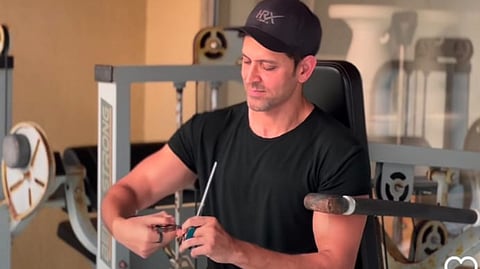 Hrithik Roshan cuts off his black thread