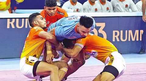 Action from the Puneri Paltan-Bengal Warriors contest