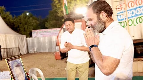 Rahul Gandhi paying tribute to Former PM Indira Gandhi