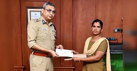 CoP Shankar Jiwal appreciates pregnant cop, who chased and caught a pickpocket at Basin Bridge.