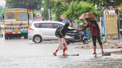 The weathermen also predicted cloudy weather conditions for Chennai and adjacent districts in the next 24 hours