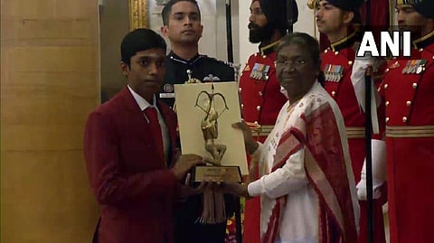 Praggnanandhaa recieving Arjuna Award from Prez Murmu