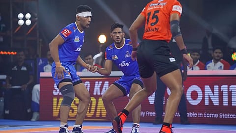 Raiders Meetu and Manjeet put on a good show on the mat despite the Steelers going down against Bengaluru Bulls