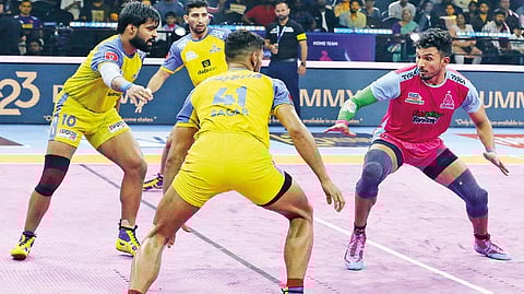 Arjun Deshwal (in pink) led the Jaipur Pink Panthers charge with 12 points