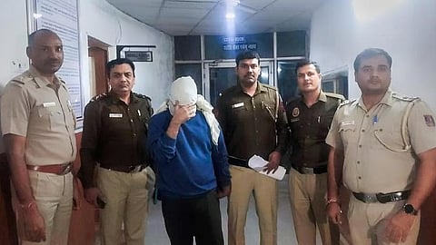 Police personnel along with accused Aaftab Ameen Poonawala pose for the media, at Mehrauli Police Station
