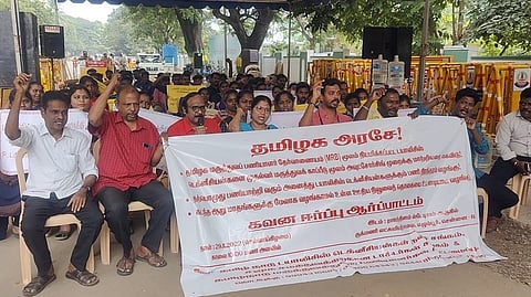 Dialysis technicians demand extension of tenure and pending salaries