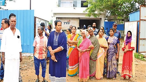 Women protesting the presence of two Tasmac shops