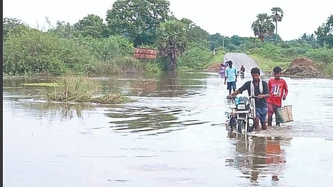 Two low-level bridges submerge in Chengalpattu villages
