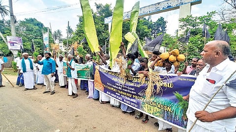 Farmers staging a protest with agriculture produce against NH road works in Tiruvaiyaru on Tuesday.