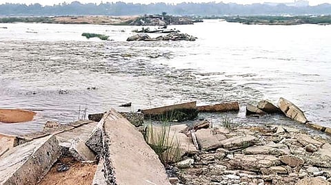 The broken causeway linking Udhayambakkam and Padalam across Palar in Chengalpattu