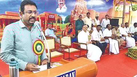 Collector Dinesh Ponraj Oliver addressing the ?Sadhaya Vizha?
in Thanjavur on Wednesday