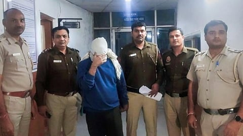 Police personnel along with accused Aftab Ameen Poonawala