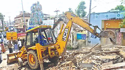 Dilapidated building collapses as workers dig for SWD in Thanjai