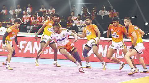 Action during Gujarat Giants versus Puneri Paltan in the PKL