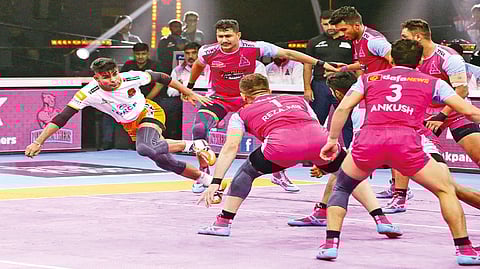 Action from the Puneri Paltan-Jaipur Pink Panthers match