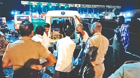 Volunteers shifting deceased Selvi?s body onto
a private ambulance near Chengalpattu toll
plaza on Wednesday