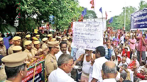 Transport Corporation workers? union members clash with police while picketing the corporation?s head office
