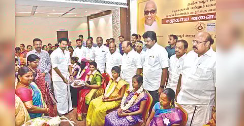 Minister Anbil Mahesh Poyyamozhi handing over welfare assistances to mothers-to-be in Thanjavur on Wednesday