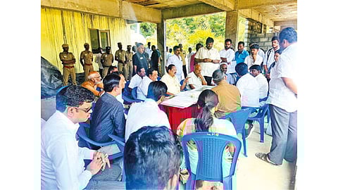 The donors led by Handlooms Minister seeking feedback on the works to be undertaken in Sholingur on Thursday