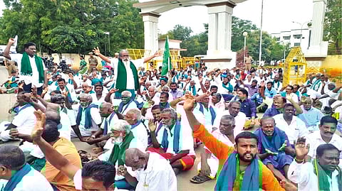 Farmers staging protest seeking pension for aged ryots in front of Tiruchy Collectorate