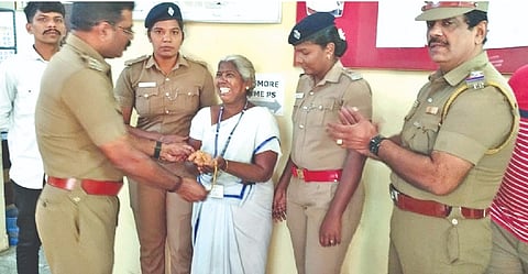 Police handing over the gold ?thali? back to Usha, a government urban primary health centre worker