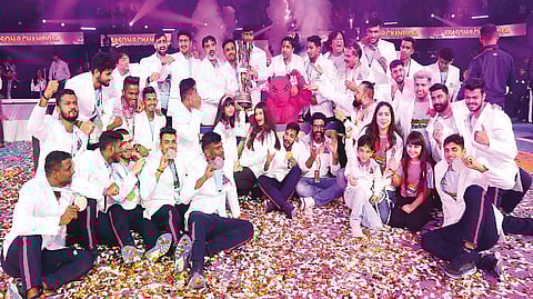 Jaipur Pink Panthers with the trophy