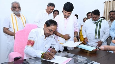 KCR signed the letter at the scheduled time of 1.20 pm in Telangana Bhavan, the party state headquarters