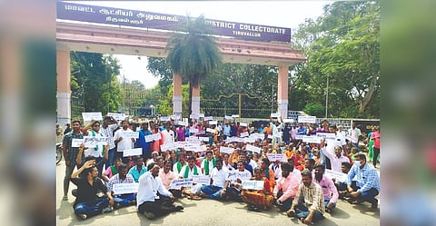 Nearly 100 residents of Vengathur besieging Tiruvallur Collectorate