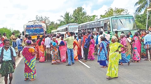 Angry that the government and private buses did not pay heed
to their pleas, villagers blocked the NH near Maduranthagam.