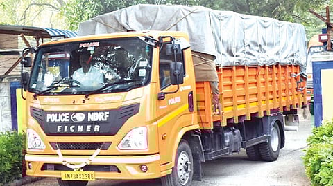 Rescue equipment of NDRF being brought in