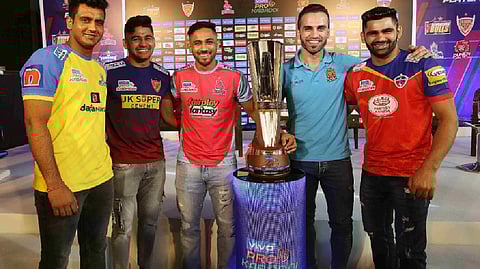 Players of the six qualifed team for playoffs.