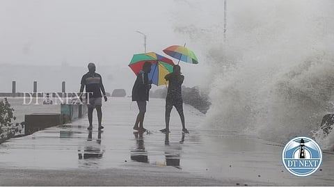 Huge waves crashing on N4 Beach, Kasimedu, Chennai