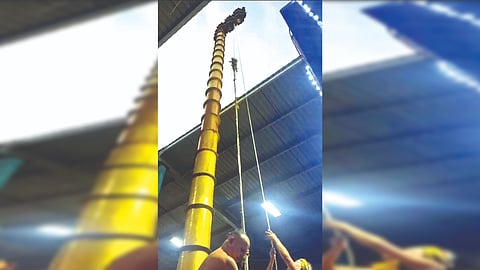 Priests hoisting festival
flag at the temple in
Tiruvallur on Tuesday