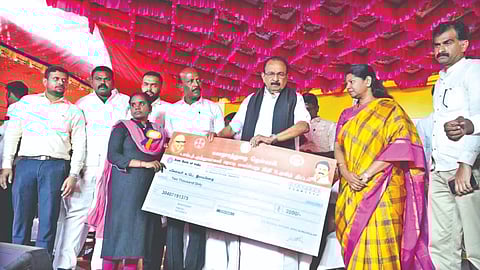 Minister Subramanian, MPs Vaiko and Kanimozhi and others at the function to distribute welfare measures to pregnant women