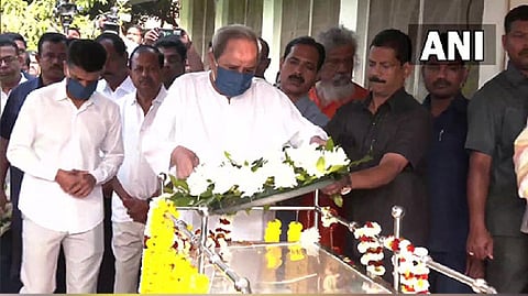 Odisha Chief Minister Naveen Patnaik laying wreath at mortal remains of Naba Das
