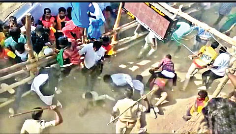 Police using force to disperse
crowd at a bull run event in
Kalnacharpatti near Natrampalli