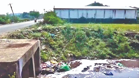 Overflowing trash mixes with Adyar river canal and
pollutes groundwater