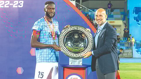 FSDL CEO Martin Bain (right) hands over the ISL League Winners Shield to Mumbai City FC captain Mourtada Fall