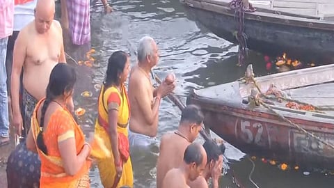 Devotees take holy dip in Ganga on Sunday morning