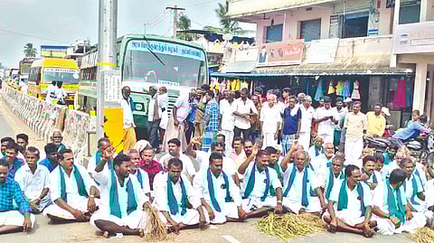 Farmers blocking Pattukkottai-Gantharvakottai Main Road in Thanjavur on Monday
