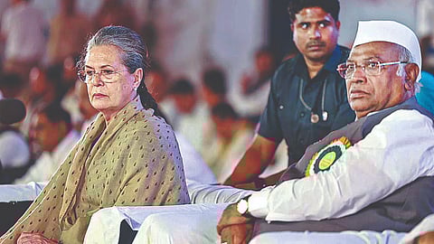 Sonia with Kharge at Plenary