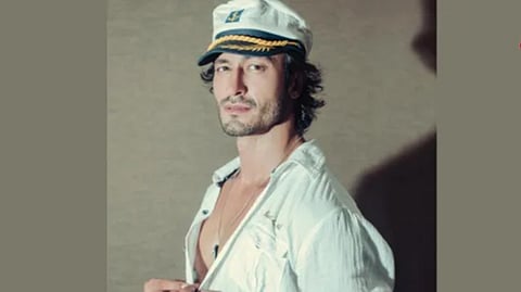 Vidyut gifts his maiden Best Debutant trophy to his school