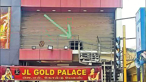 At least 9 kg gold worth Rs 4.5 crore and Rs 20 lakh worth diamonds along with cash were looted from JL Gold Palace