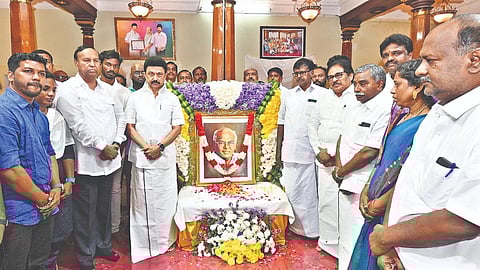 Chief Minister MK Stalin paying homage to ex-minister and DMK veteran SNM Ubayadullah at his house in Thanjavur on Tuesday