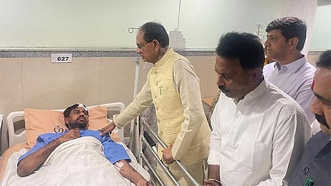 Madhya Pradesh CM Shivraj Singh Chouhan meeting with the injured at a hospital in Indore.