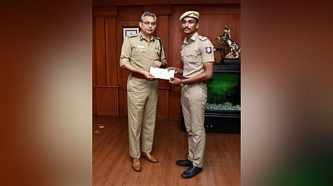 City Police Commissioner, Shankar Jiwal with Armed Reserve (AR) constable, who helped a differently-abled man near RBI subway.