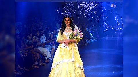 Sushmita Sen at Lakme Fashion Week )