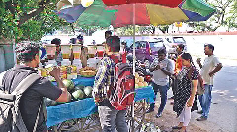 Roadside juiceshops are popular among denizens.